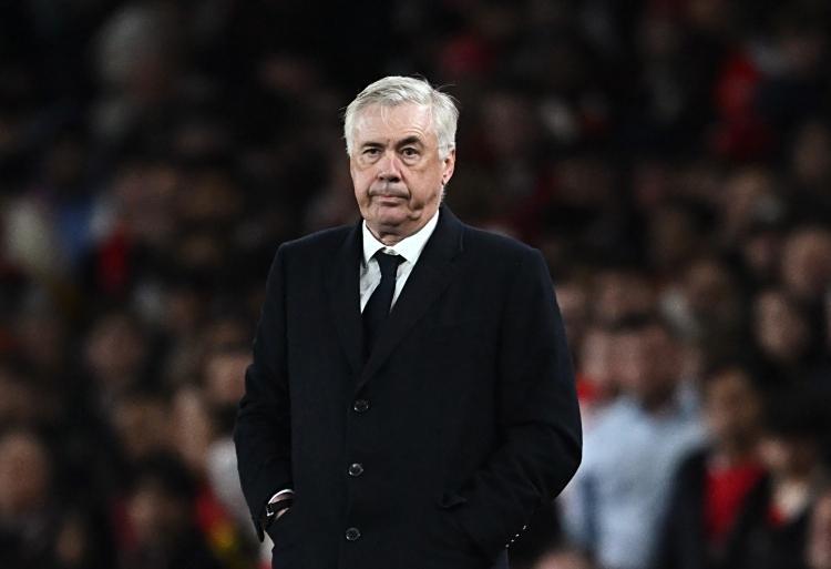 开云体育官网-帮皇马消耗巴萨主力？安切洛蒂首发引争议，球迷担忧高原客场