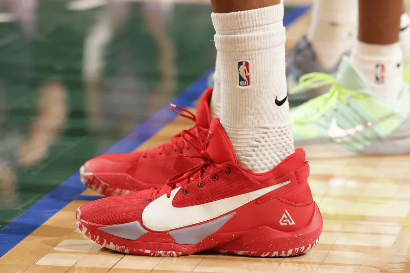 开云体育APP下载-阿德托昆博穿着红色Freak2，得到25分8篮板5助攻1抢断