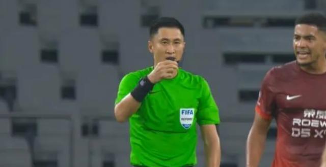 开云体育官网-火爆上海德比8黄1红 马宁判罚数次引发两队争议