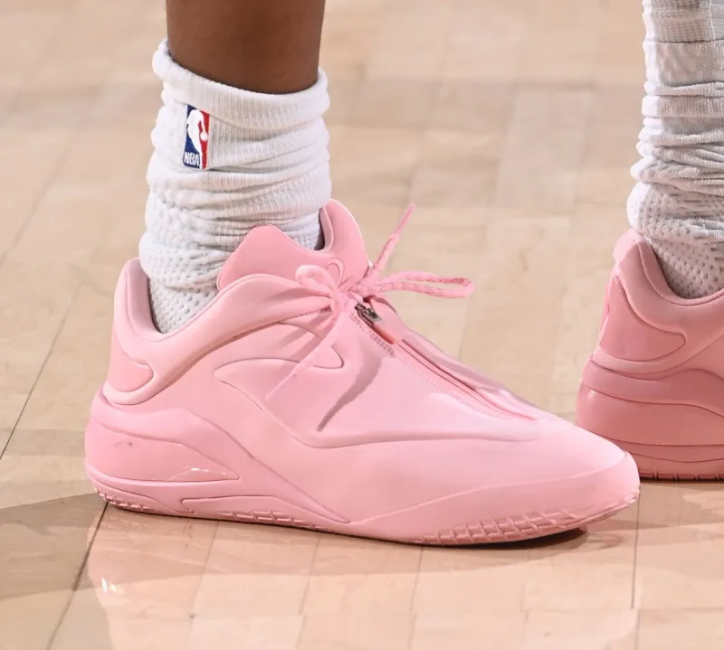 kaiyun-亚历山大穿着粉色Shai001，得到20分1篮板11助攻